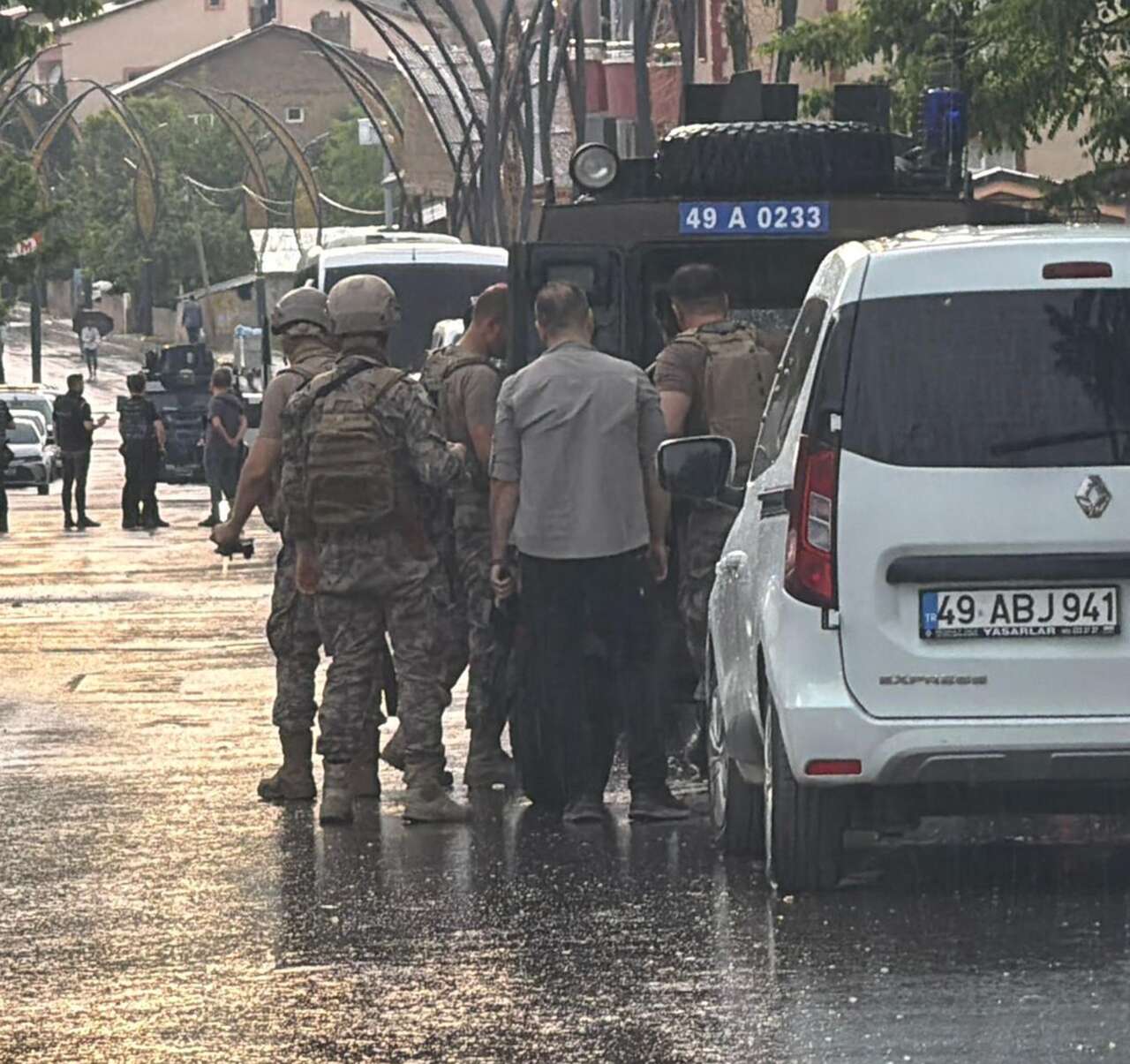 Önce kardeşini, sonra polisi vurdu! Dehşet operasyonla son buldu 8